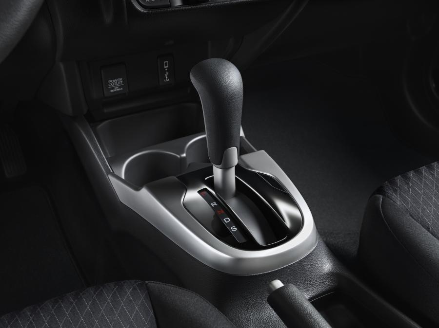 Детали интерьера Honda Fit Sport 2017 года  (NA) (фото 11 из 71)